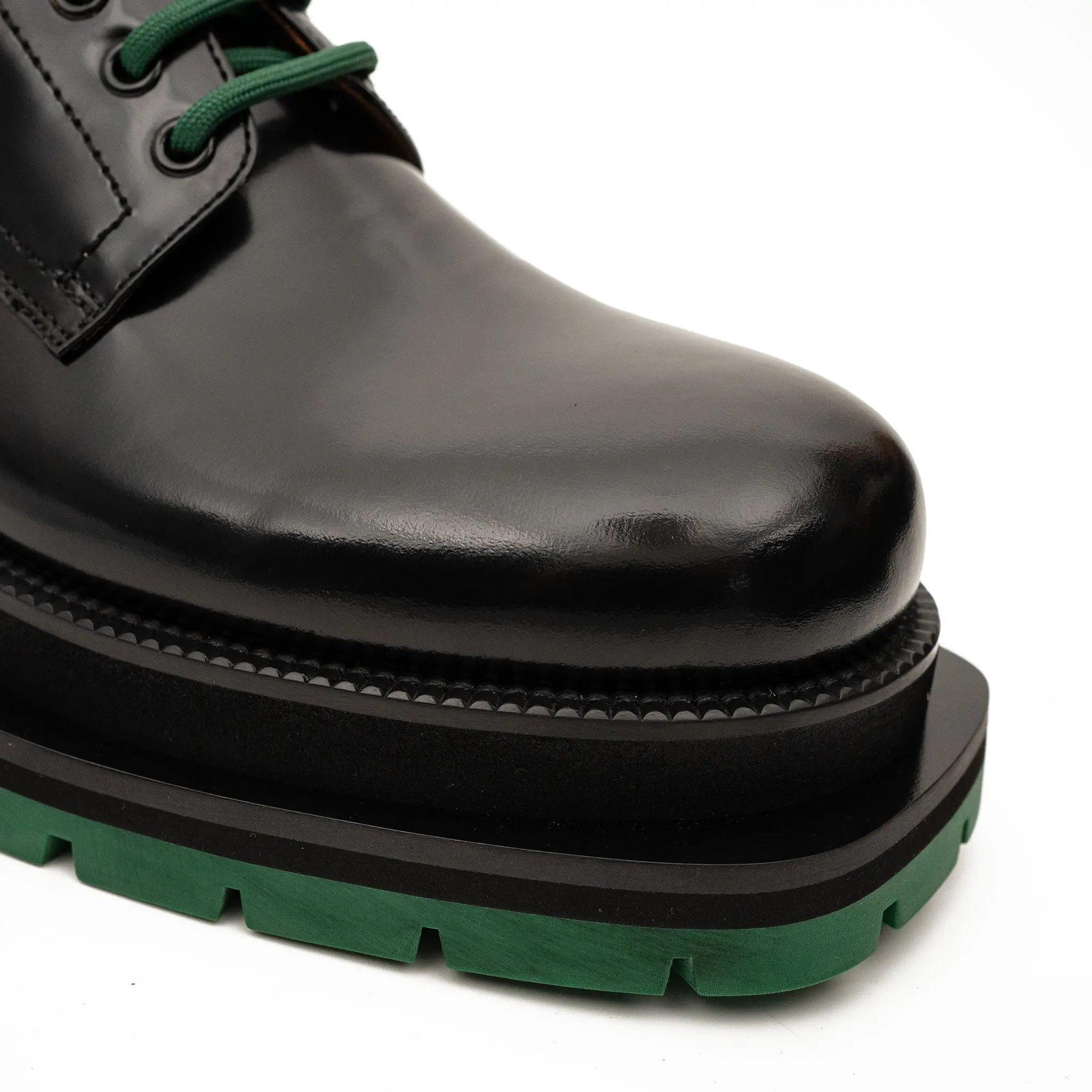 VanPasch 8222KB-L black derby shoe toe and glossy finish detail