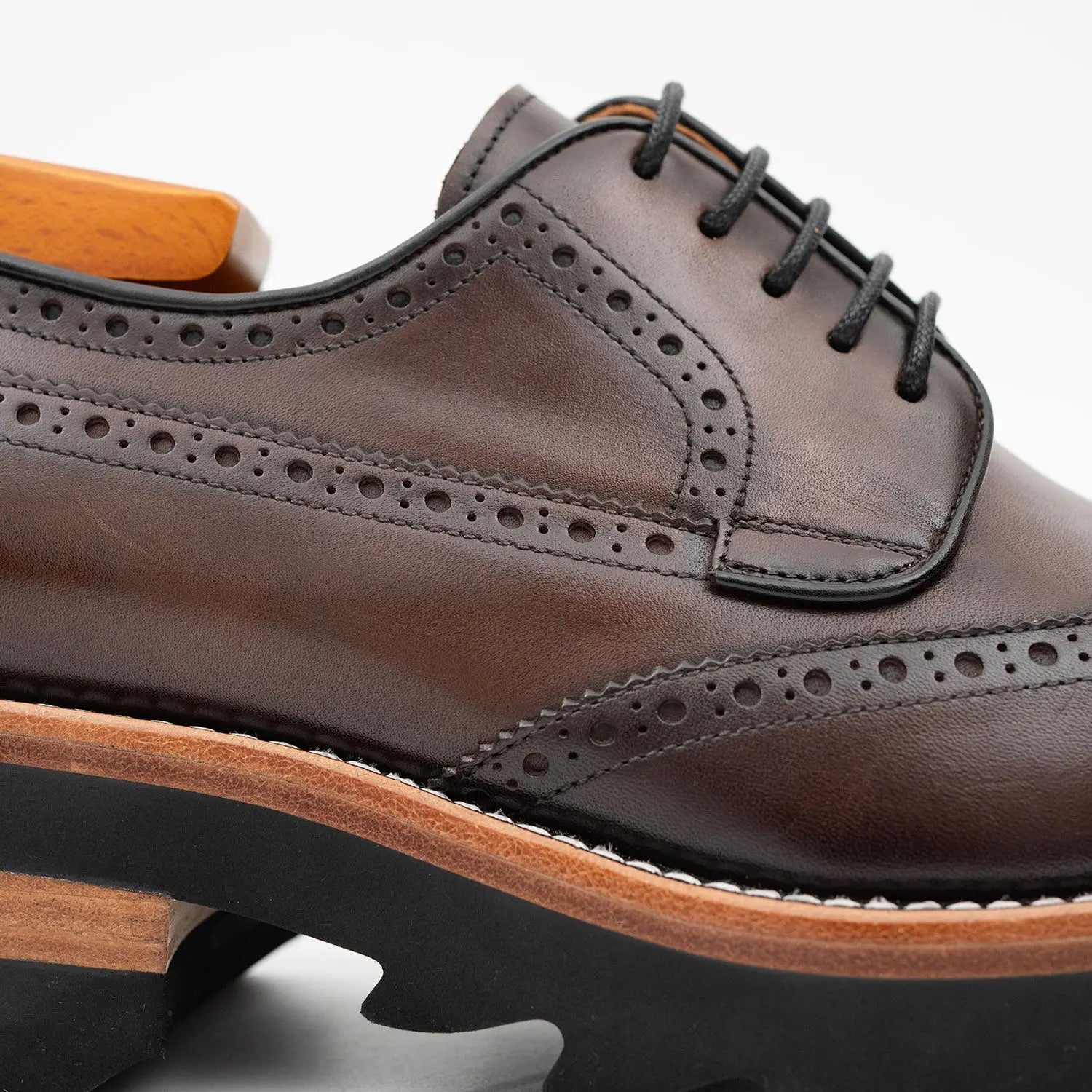Calfskin Brogue Derby Shoes with Unique Leather Brown VanPasch