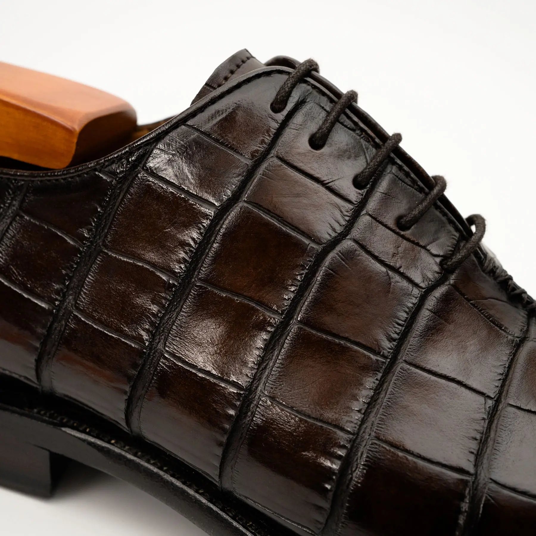 Dark Brown Crocodile-Textured Oxford VanPasch